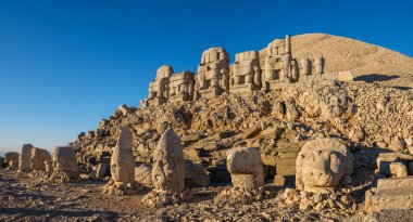 Nemrut dağındaki antik heykeller gün doğumunda, Türkiye