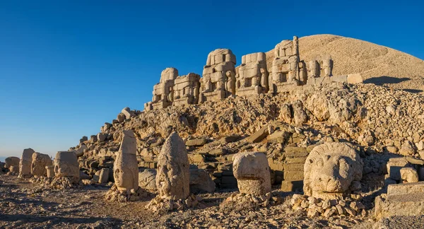 Estatuas antiguas en la montaña Nemrut al amanecer, Turquía —  Fotos de Stock