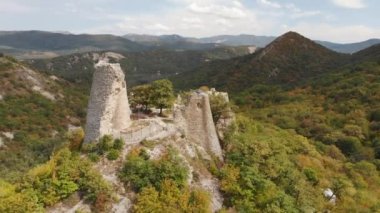 Gürcistan 'ın Kakheti bölgesindeki Ujarma kalesinin hava manzarası.