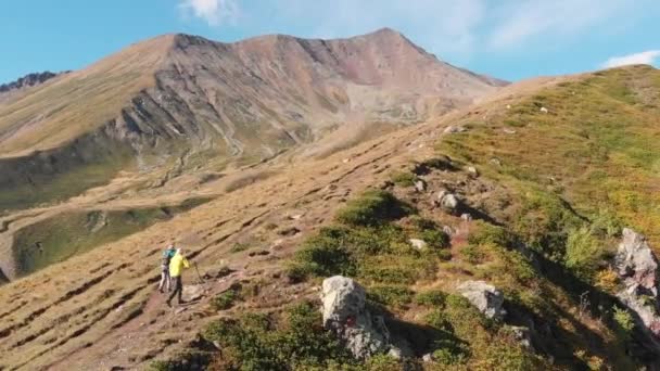 Dos turistas no identificados con mochilas de senderismo en las montañas del Cáucaso en Georgia — Vídeos de Stock