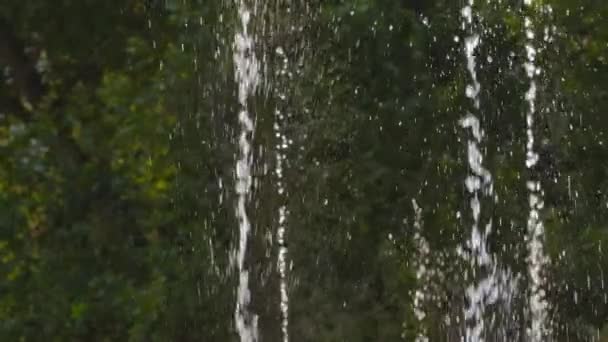 Salpicadura de agua en la fuente de la ciudad en cámara lenta — Vídeos de Stock