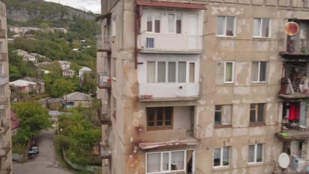 Kabel mobil melewati bangunan era soviet tua di Chiatura penambang kota di Georgia — Stok Video