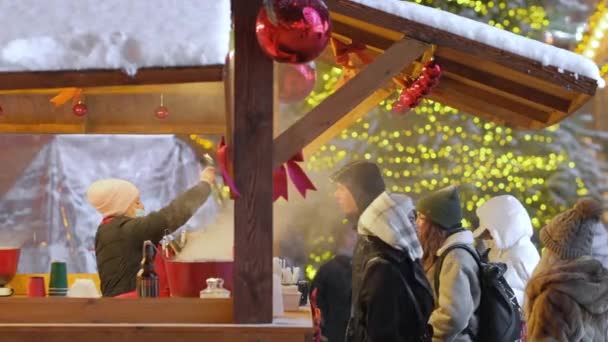 People buying mulled wine on the traditional Christmas market in Kiev, Ukraine — Wideo stockowe