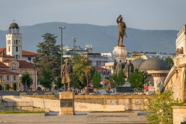 Üsküp şehir merkezindeki savaşçı heykeli ve diğer heykeller yazın
