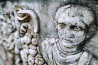 Türkiye 'nin Efes kentindeki mezarın üzerindeki Yardım Yüzü.