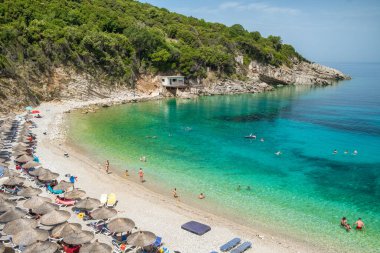 Arnavutluk 'un Ksamil kentindeki güzel plaj.