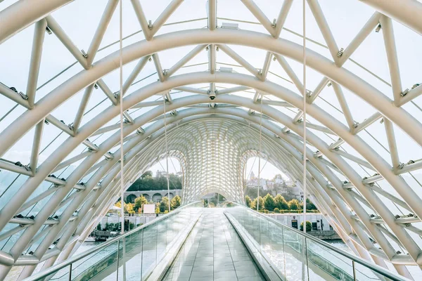 Modern Peace Bridge a Tbilisi, Georgia. Nessuna gente. — Foto Stock