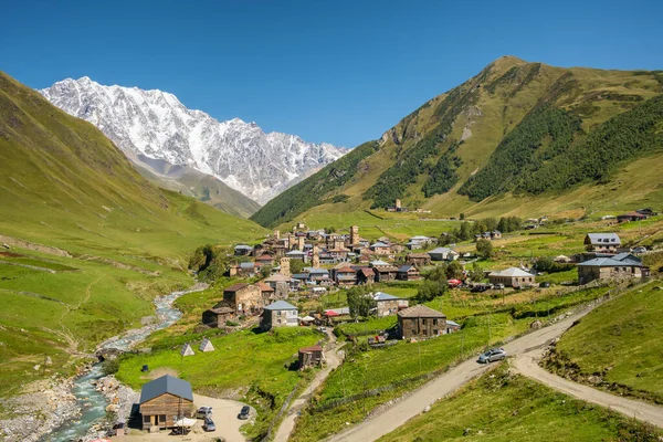 Ushguli dorp met beroemde Svan torens in Svaneti regio in Georgië — Stockfoto