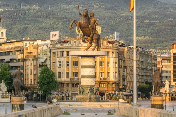 Monumento de Alejandro Magno Makedonski en la Plaza de Macedonia en Skopje, Macedonia del Norte —  Fotos de Stock