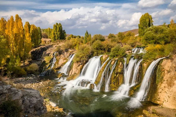 Muradiye waterfall, a natural wonder near Van lake, Turkey — Stock Photo, Image