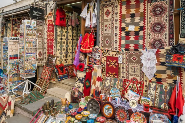 Negozio di souvenirs nel centro storico di Gjirokaster in Albania. — Foto Stock