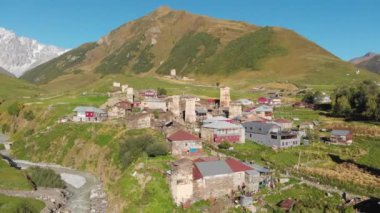 Gürcistan 'ın Svaneti bölgesinde ünlü Svan kuleleri olan Ushguli köyü