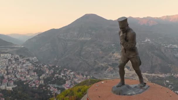 Volando alrededor del monumento de Ataturk en la colina de Atatepe en la ciudad de Artvin, Turquía oriental — Vídeos de Stock