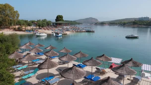 Prachtig strand met parasols en ligbedden in Ksamil, Albanië — Stockvideo