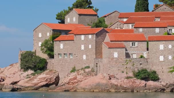 Zabytkowe budynki z bliska wyspy Sveti Stefan, niedaleko Budvy w Czarnogórze — Wideo stockowe