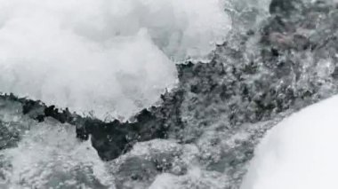 Bahar mevsiminin başlarında soğuk bir nehirde eriyen buzlar.. 