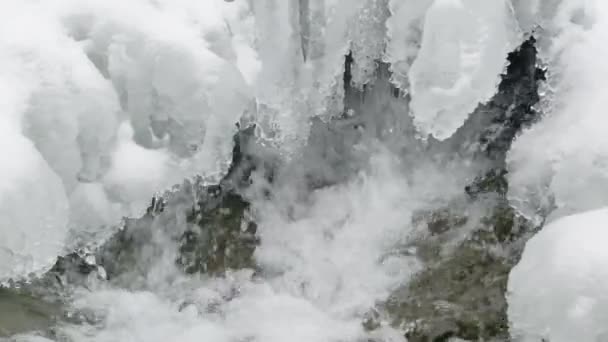 Fris en helder stromend water uit een smeltende gletsjer — Stockvideo