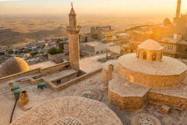 Mardin şehir manzarası gün batımında, Türkiye.