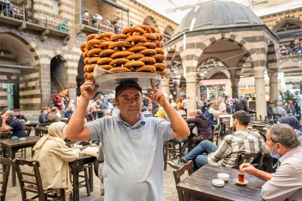 Portret van de simit verkoper op de binnenplaats van caravanserai Hasan Pasa Hani in Turkije — Stockfoto