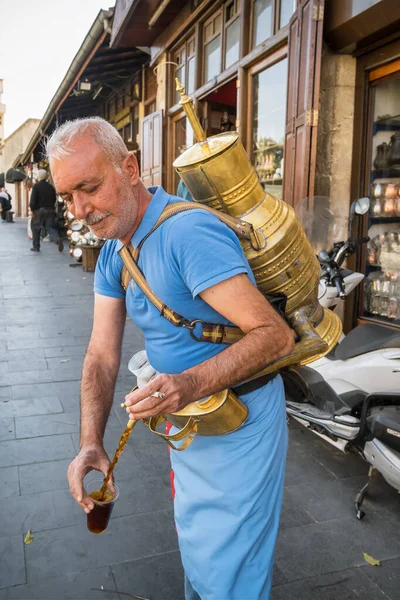 Sprzedawca uliczny nalewa szklankę tradycyjnego napoju z korzenia lukrecji, Gaziantep, Turcja — Zdjęcie stockowe