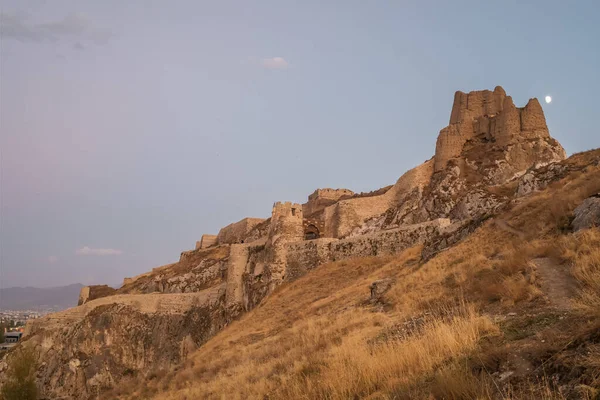 Kastell Van in der Dämmerung, Stadt Van, Ostanatolien, Türkei. — Stockfoto