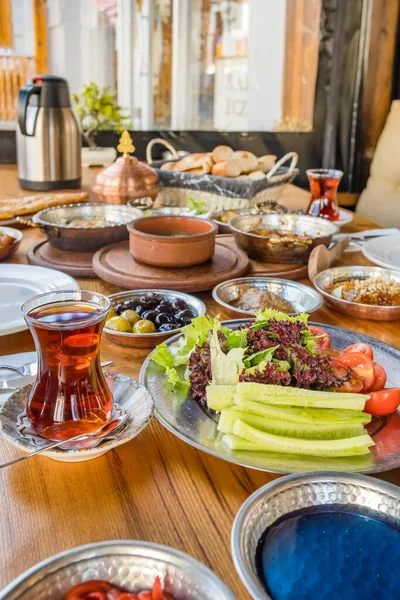 Petit déjeuner traditionnel riche village turc sur la table en bois — Photo