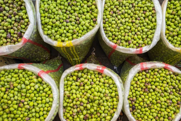 Türkiye 'de gıda pazarında çiğ yeşil zeytin satılıyor — Stok fotoğraf