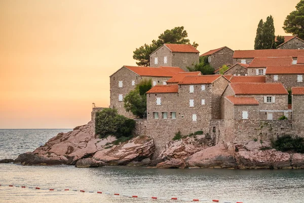 Edifícios históricos da ilha Sveti Stefan close-up ao amanhecer em Montenegro — Fotografia de Stock