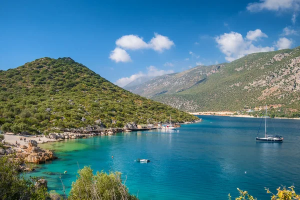 Hermosa laguna y pequeña playa con en la ciudad de Kas, provincia de Antalya, Turquía —  Fotos de Stock