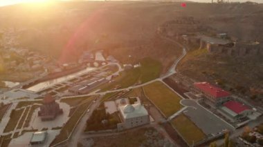 Türkiye 'nin Kars ilinin gün batımında Kars kentinin en tepedeki manzarası