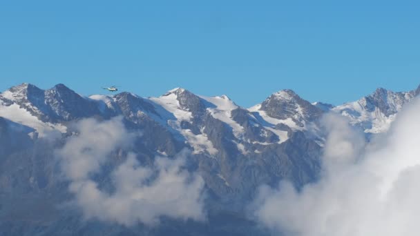 Mentőhelikopter repül a Magas-Kaukázus hegyei fölött Grúziában — Stock videók