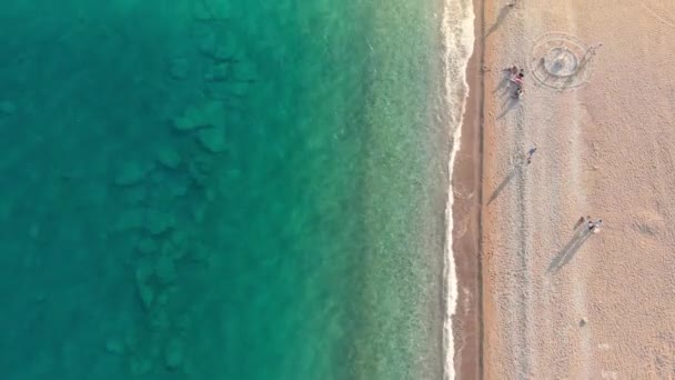 공중에서 본 터어 키 의 안 탈리아 도에 있는 지중해 바다 의 시 랄리 해변 — 비디오
