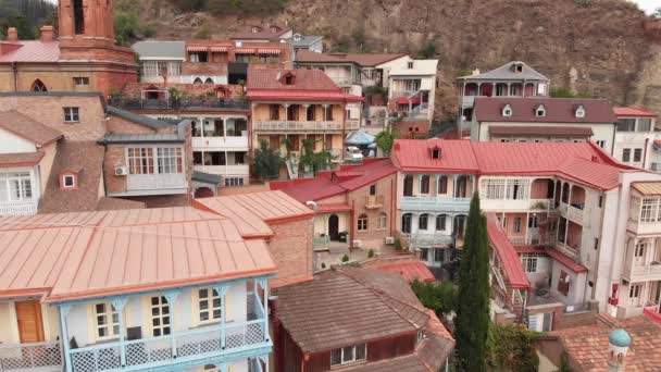 Pemandangan udara dari rumah-rumah bersejarah dan Benteng Narikala di Tbilisi, Georgia — Stok Video