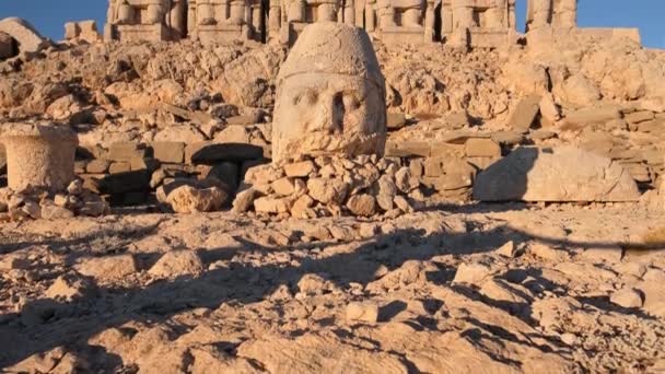 Antik szobrok napkeltekor a Nemrut hegyen Törökországban. — Stock videók