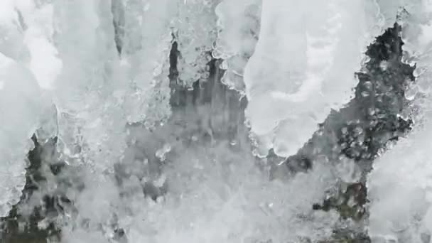 Fris en helder stromend water uit een smeltende gletsjer — Stockvideo