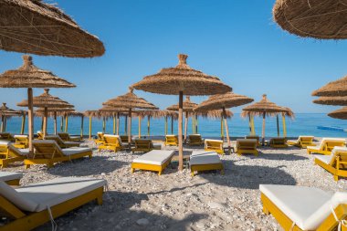 Şemsiyeli ve güneşlikli güzel boş kumsallar.