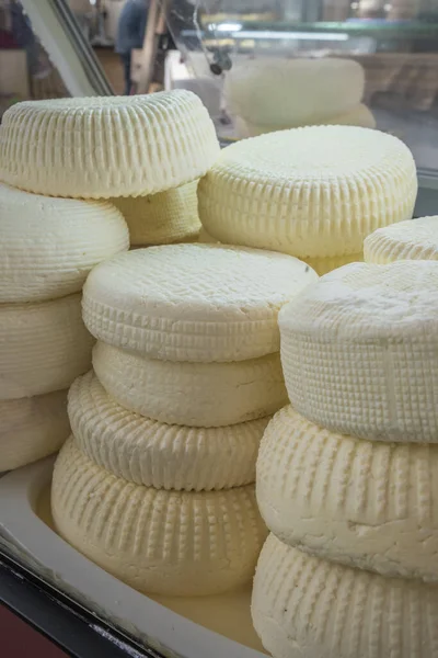 Закриття купи круглих домашніх м'яких сирів на ринку Грузії.. — стокове фото