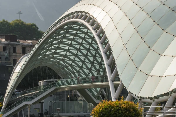 Ponte della Pace Moderno a Tbilisi, Georgia. — Foto Stock