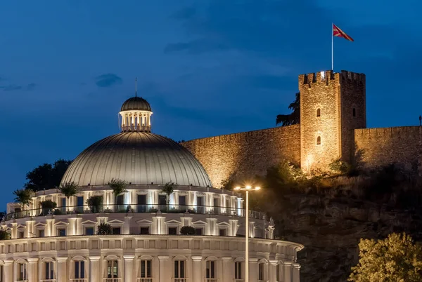 Skopje fästning på natten, norra Makedonien — Stockfoto