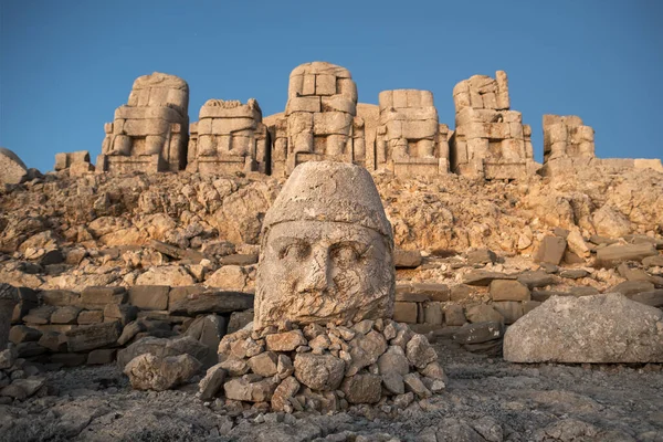 Старинные статуи на восходе солнца на горе Немрут в Турции. — стоковое фото