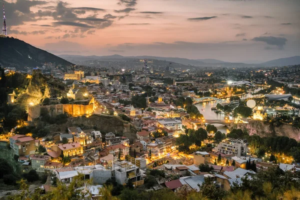 Tbilisi cityscape za soumraku, Georgia — Stock fotografie