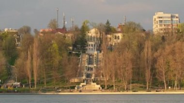 İlkbaharda Chisinau 'daki Valea Morilor Gölü' ndeki merkez şehir, Moldova.
