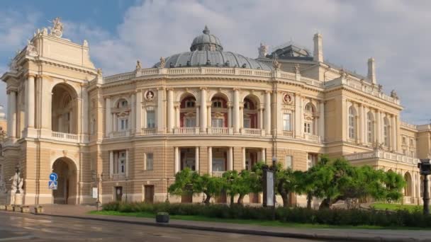 Ιστορικό κτίριο θέατρο Οδησσό σε ηλιόλουστη μέρα, Ουκρανία — Αρχείο Βίντεο