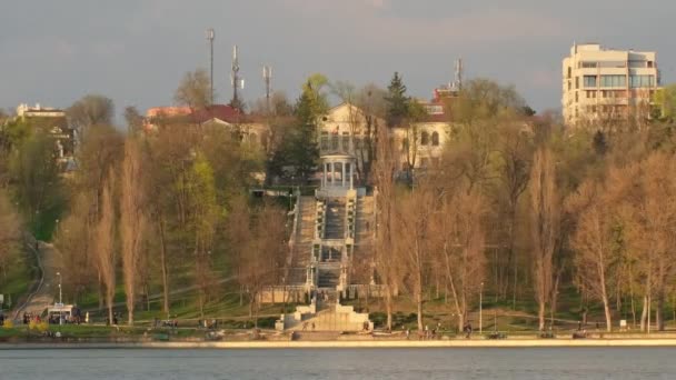 Centralne miasto nad jeziorem Valea Morilor w Kiszyniowie wiosną, Mołdawia. — Wideo stockowe