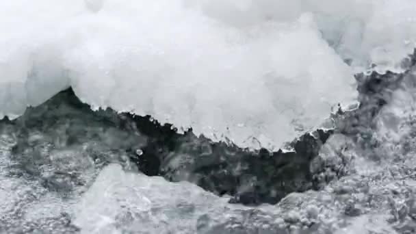 Smältande is på en kall flod tidigt på våren. — Stockvideo