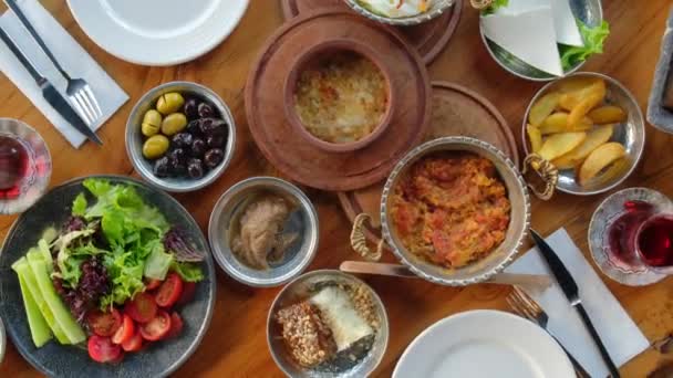 Tradycyjne bogate tureckie śniadanie wsi na drewnianym stole — Wideo stockowe