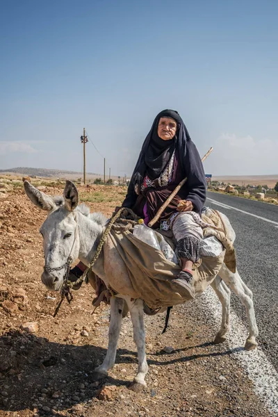 Portret niezidentyfikowanej starszej kobiety jadącej na osiołku we wschodniej Anatolii, Turcja — Zdjęcie stockowe
