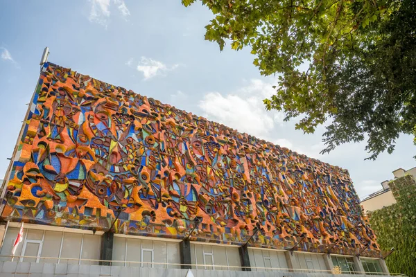 Colorida fachada de mosaico de Auditorio de la escuela técnica industrial en Tiflis, Georgia —  Fotos de Stock