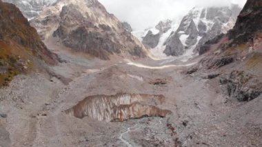 Gürcistan 'daki Chalaadi Buzul arazisinin insansız hava aracı görüntüsü