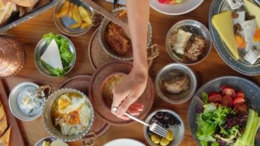 Geleneksel zengin Türk köyü kahvaltısı